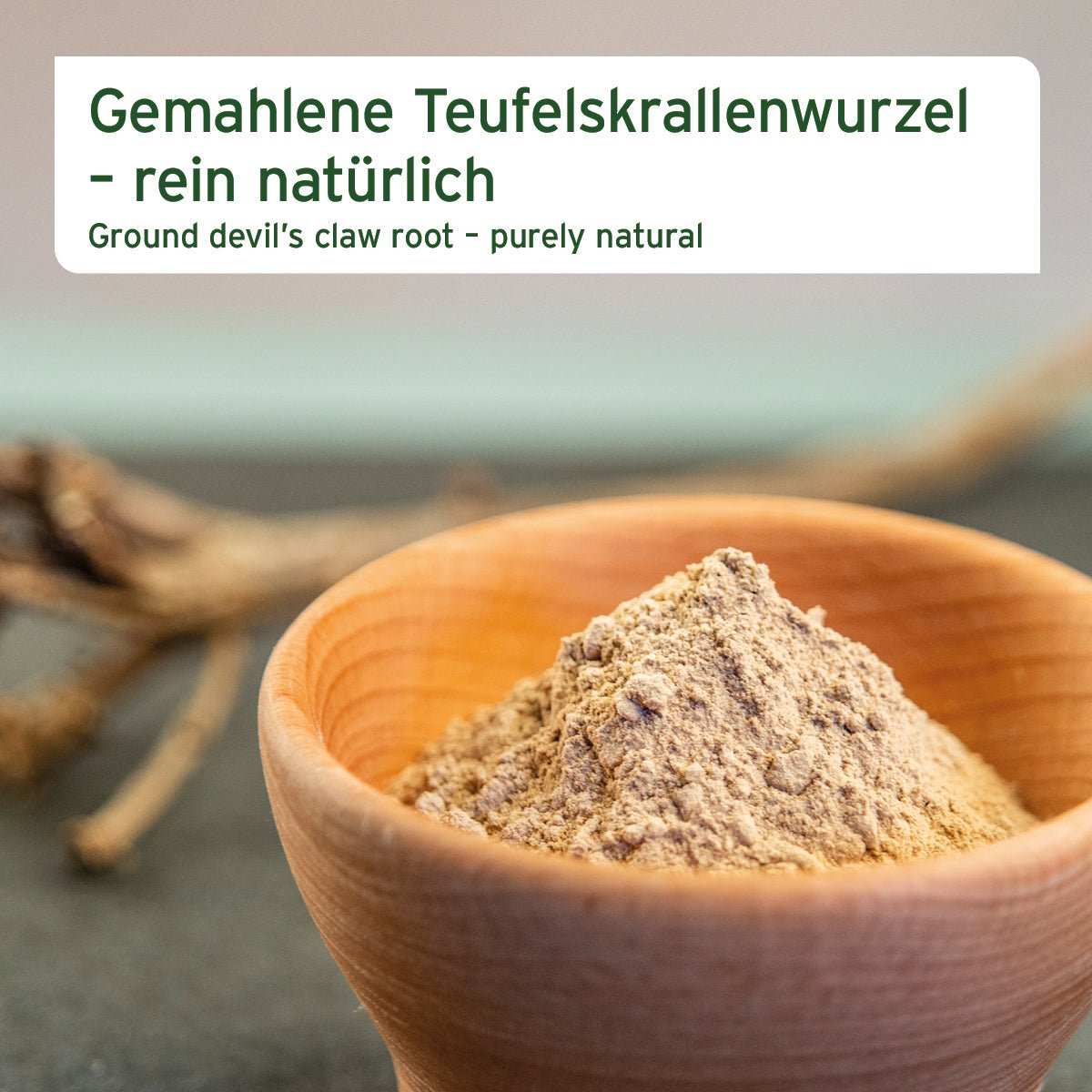 Gemahlene Teufelskrallenwurzel in Holzschale, natürliches Ergänzungsmittel für Hunde und Katzen zur Unterstützung von Gelenken und Beweglichkeit.