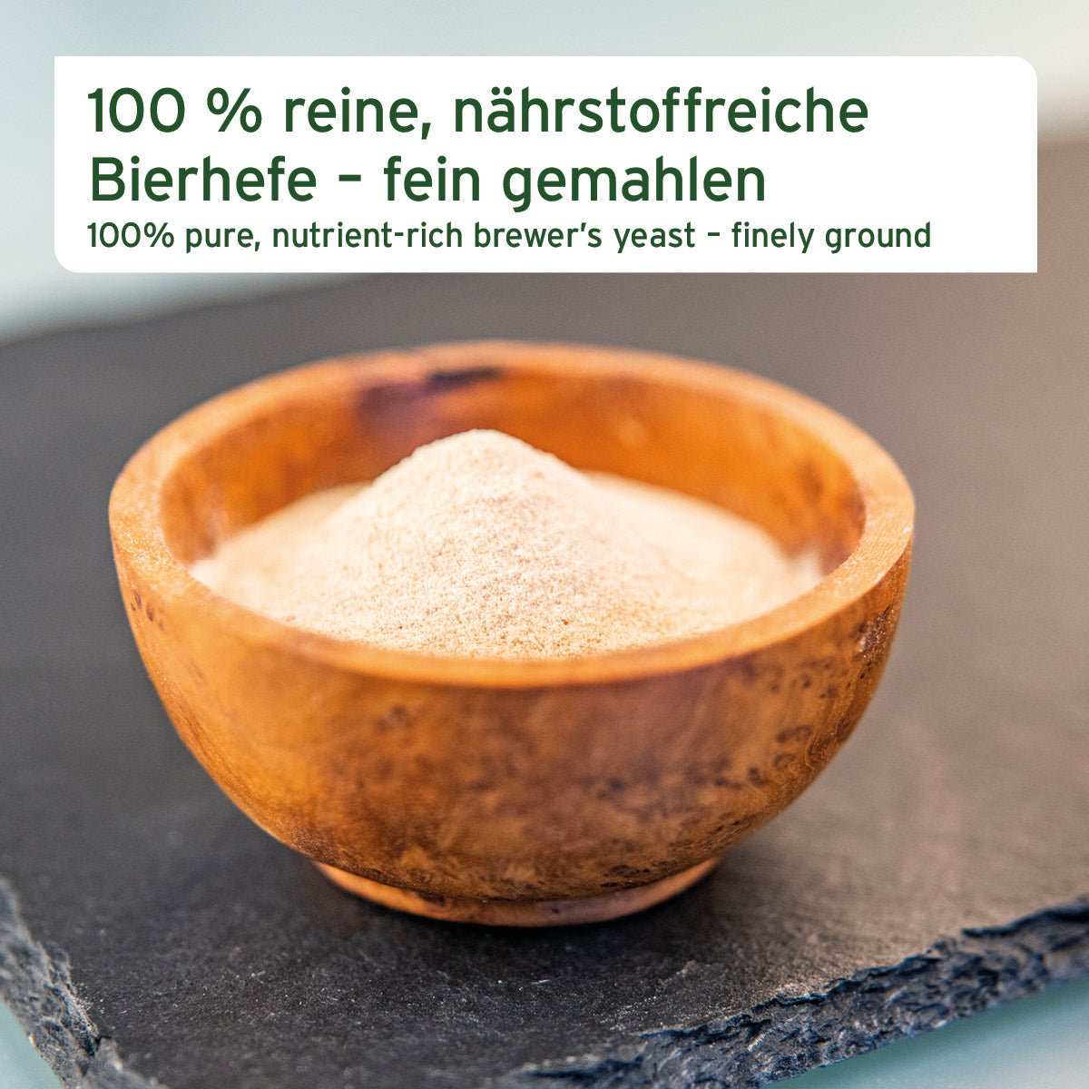 100 % reine, nährstoffreiche Bierhefe in Holzschale für Haut- und Fellpflege bei Katzen und Hunden.