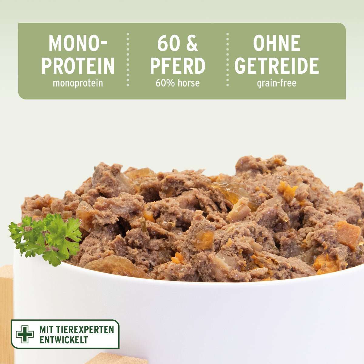 Schale mit Nassfutter für Hunde aus Pferdefleisch mit Süßkartoffeln und Äpfeln, getreidefrei.