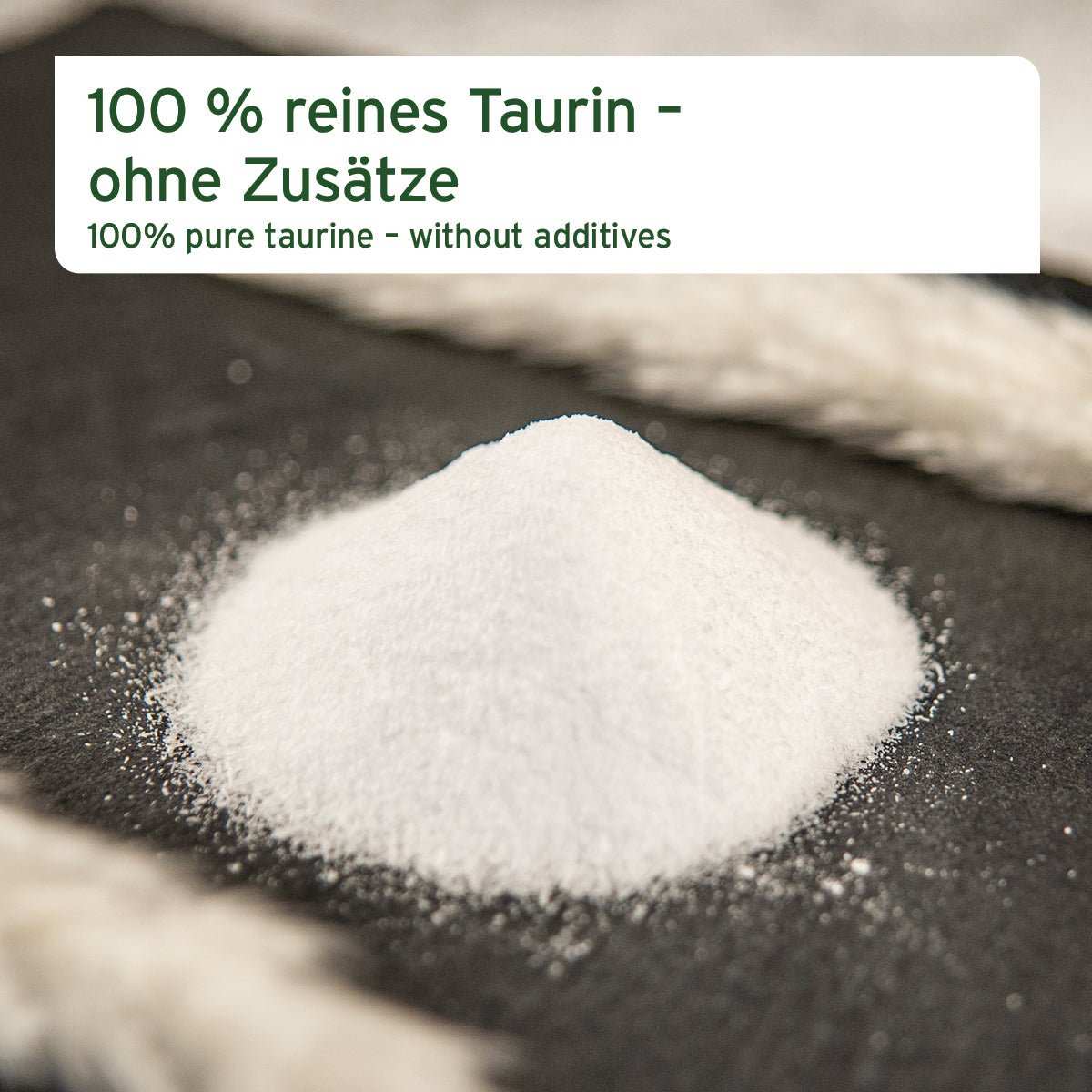 Taurin Pulver für Katzen auf dunklem Hintergrund.