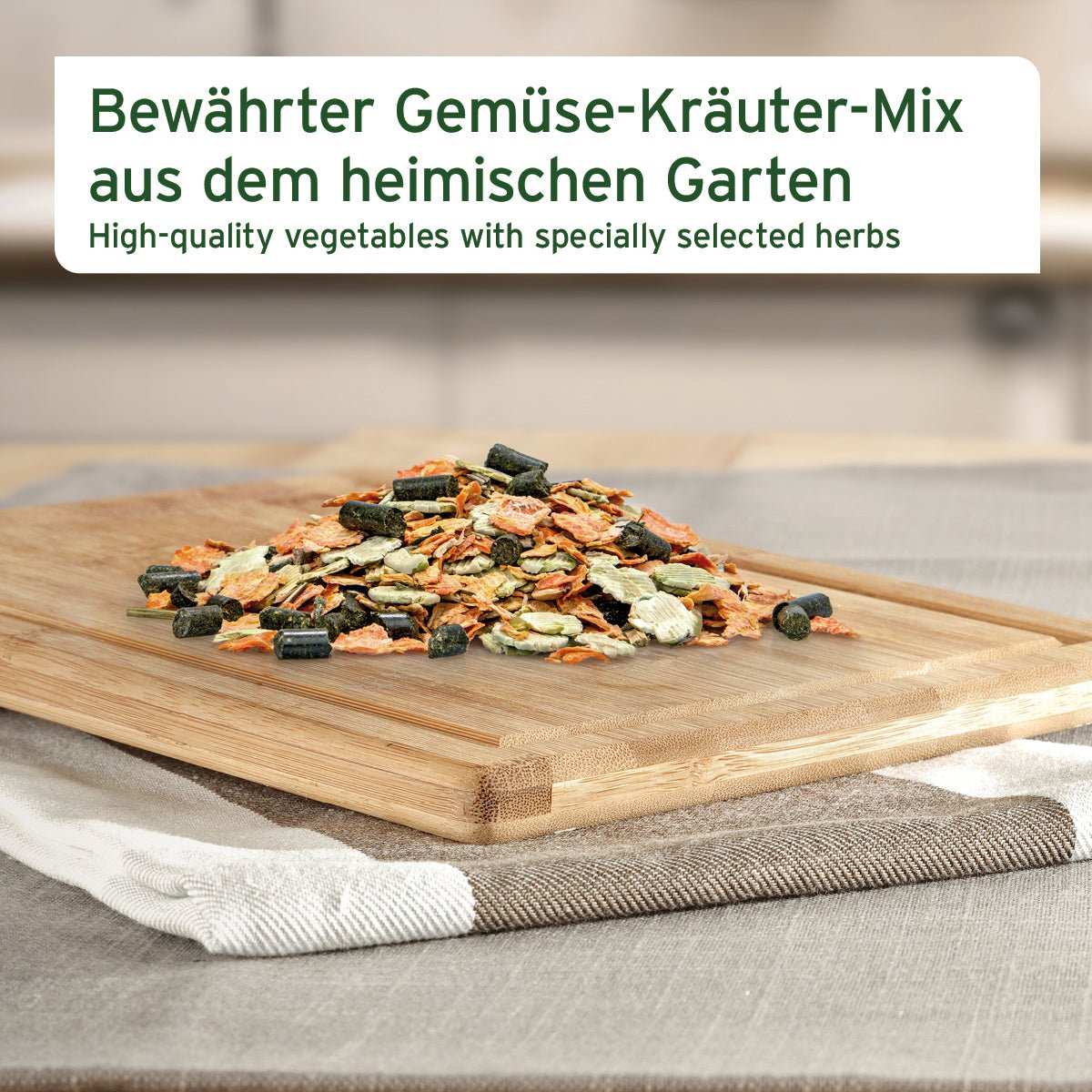 BARF-Line Gemüse-Kräuter Vielfalt, getrocknete Kräuter und Gemüsemischung für Hunde auf Holzbrett. 
