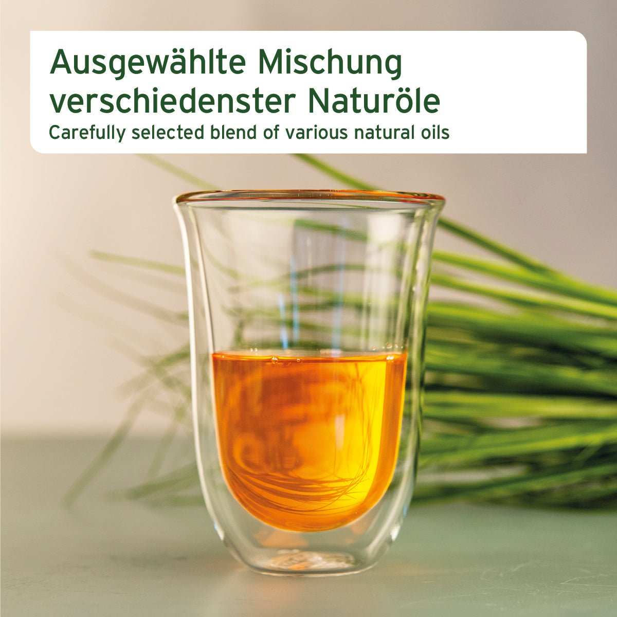 Befülltes Glas mit BARF - Line Premium Futteröl und Kräutern im Hintergrund. 