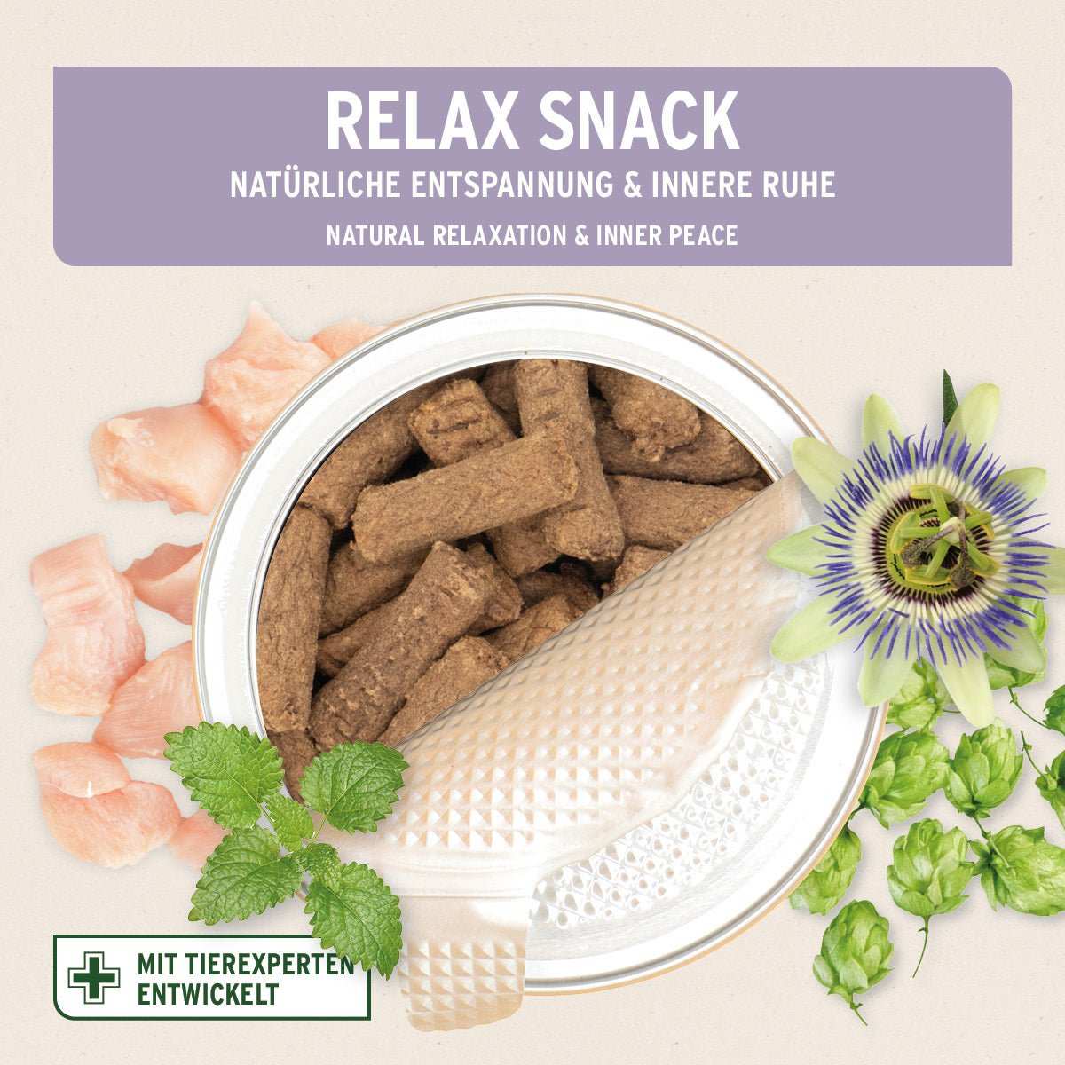 Von oben fotografierte, halbgeöffnete Dose AniForte Relax-Snack für Hunde, neben frischem Fleisch und Kräutern. 