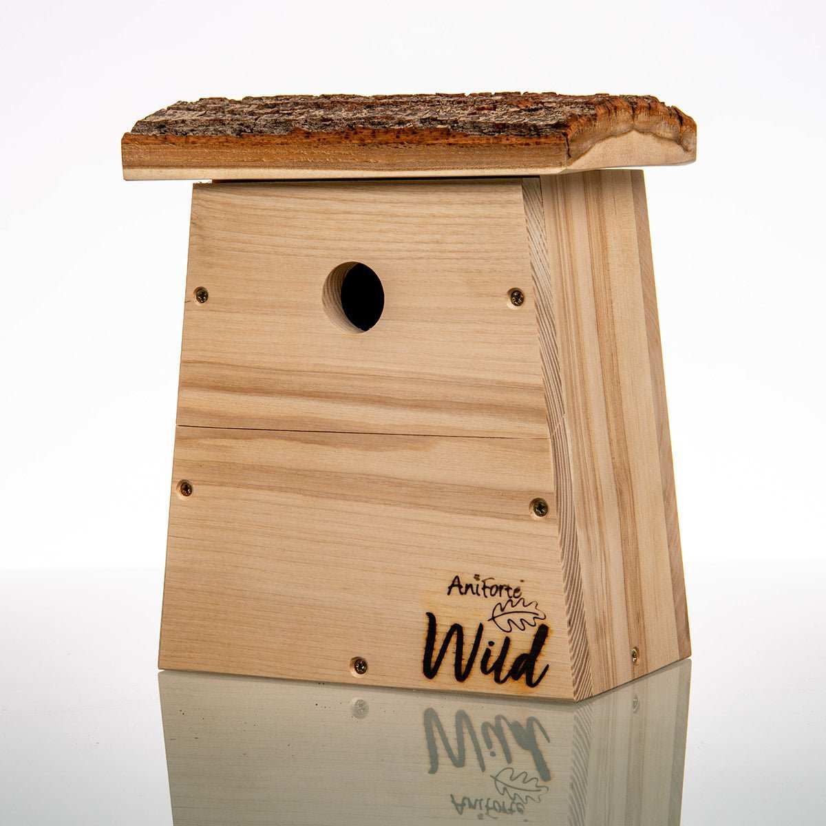 Nistkasten für Kohlmeisen aus naturbelassenem Holz mit 32 mm Einflugloch und Rindendach.